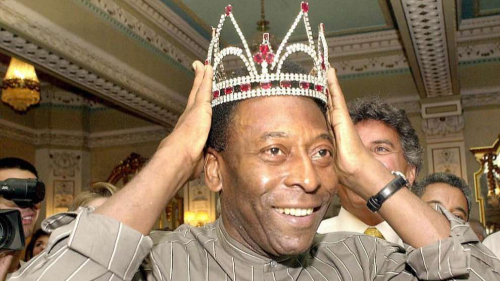 Pelé se coloca una corona.